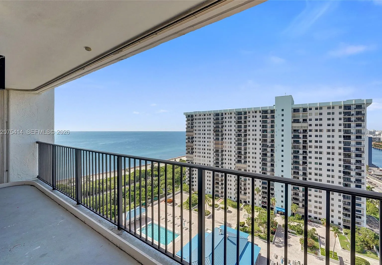 Summit Condo — Photo 3