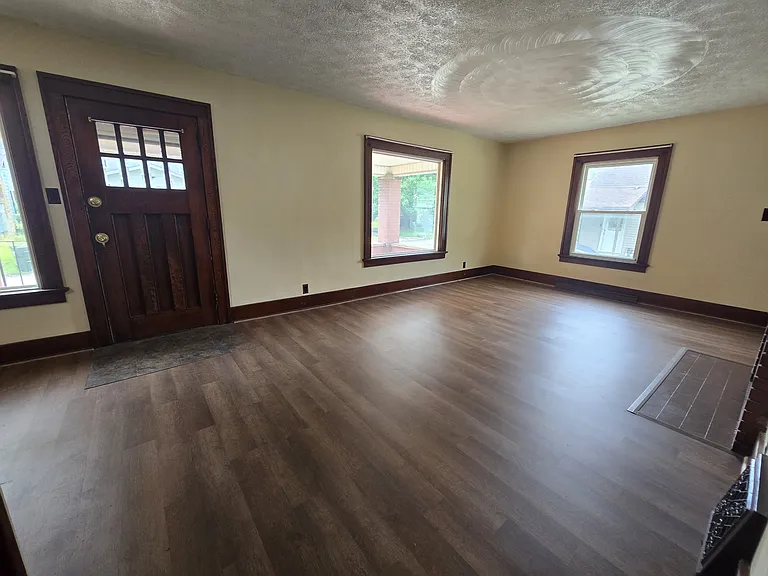 1335 Highland Ct — Photo 2