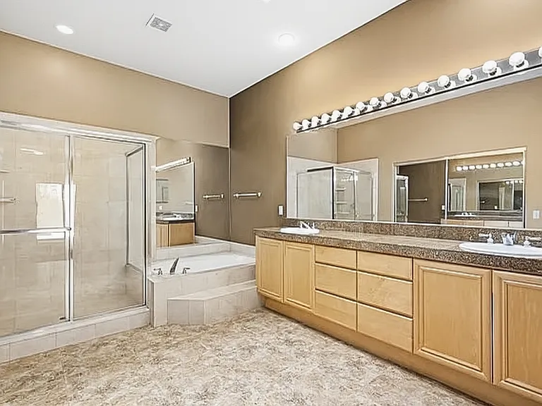 240 W Kavenish Dr — Photo 10