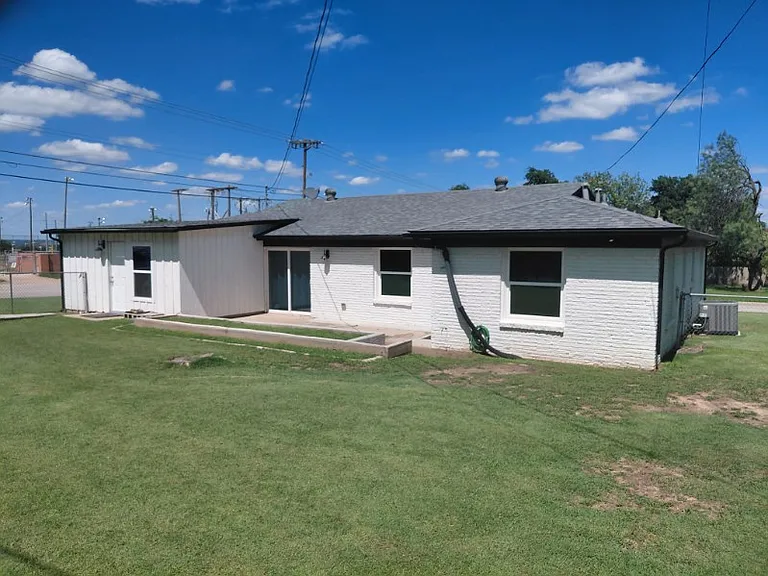 2800 Sierra Dr — Photo 26