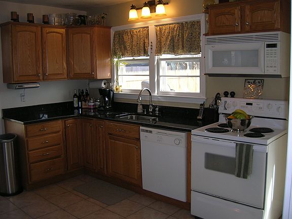 Kitchen with new Granite!