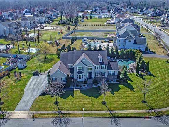 2nd image of 1833 Charlton Cir
