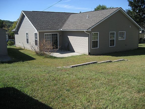 3rd image of 2864 Gladstone St