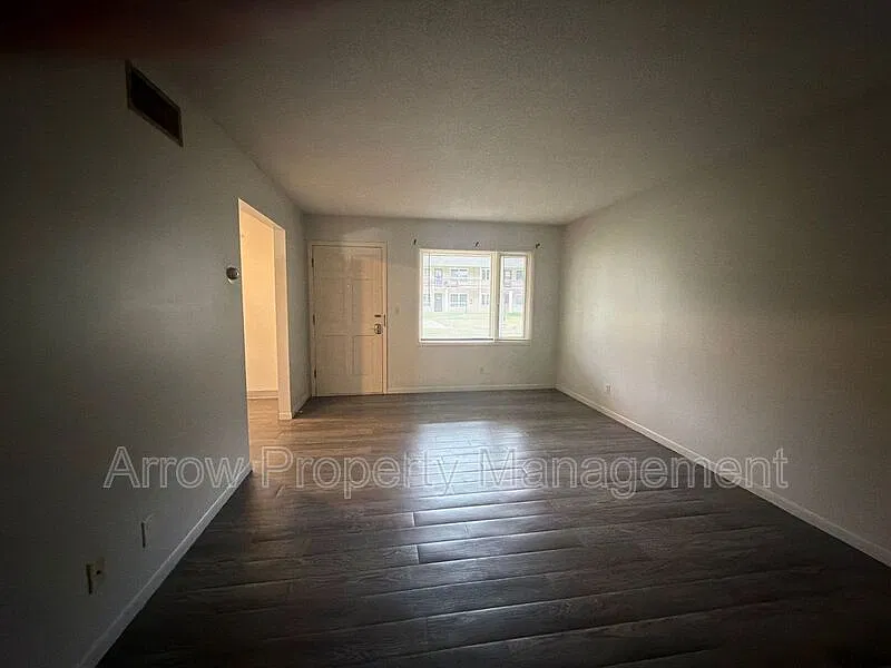 2 bed, 1.0 bath, 864 sqft, $995 — Photo 3