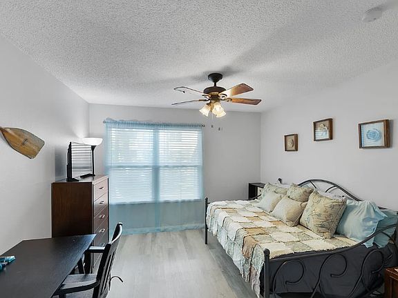 4th image of 922 Fox Hollow Way