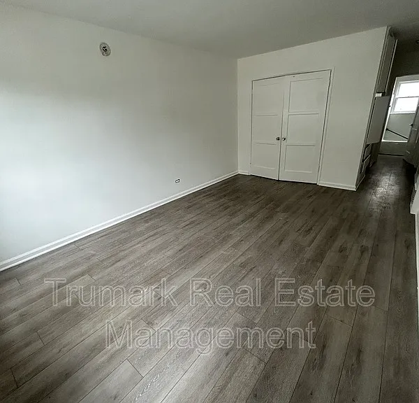 106 E Randolph St — Photo 1