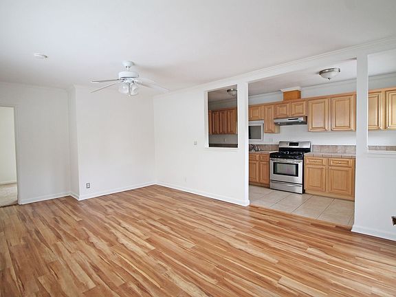 4th image of 2608 Voorhees Ave #C