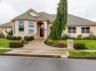 915 McKenzie Crest Dr, Springfield, OR 97477