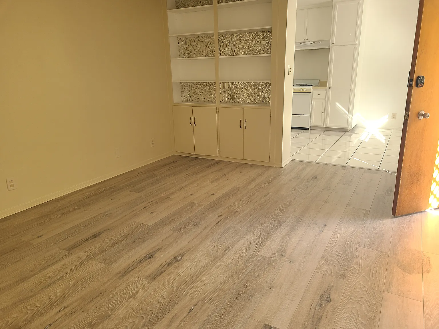 3 bed, 1.5 bath, 950 sqft, $4,995 — Photo 2