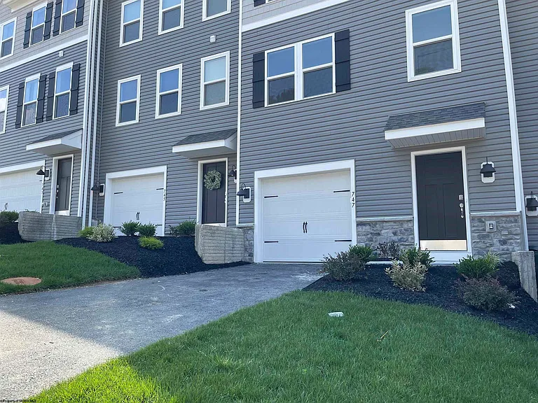 747 Hardman Dr — Photo 2
