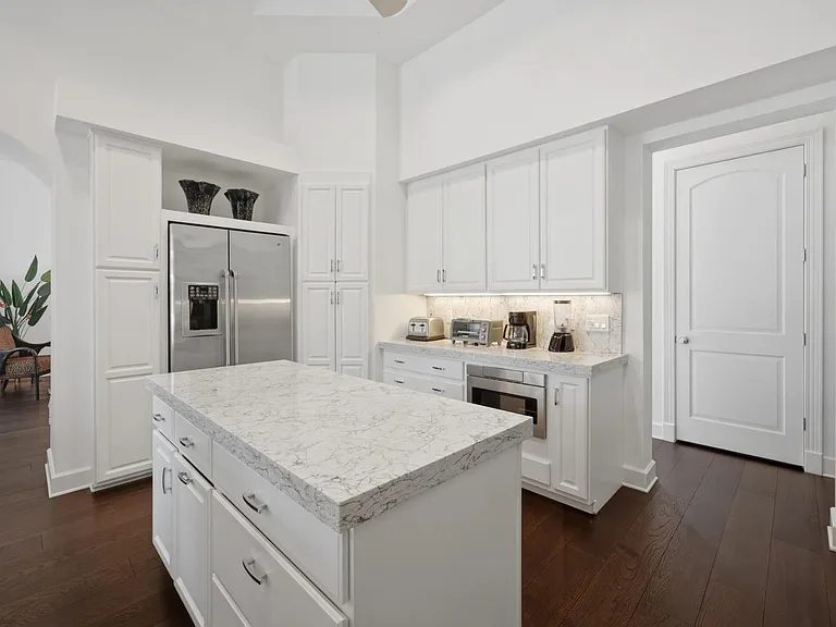 2540 Half Moon Walk — Photo 11