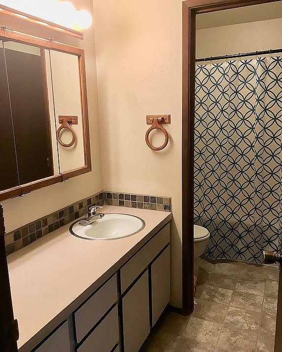 Bathroom w tub main floor