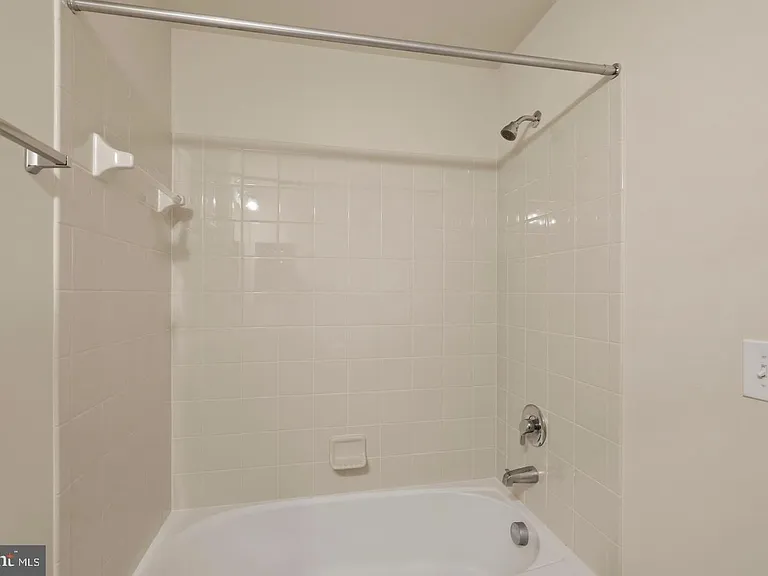 43487 Town Gate Sq — Photo 40