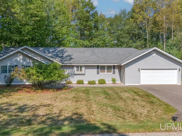 927 Dalmar Dr, Kingsford, MI 49802