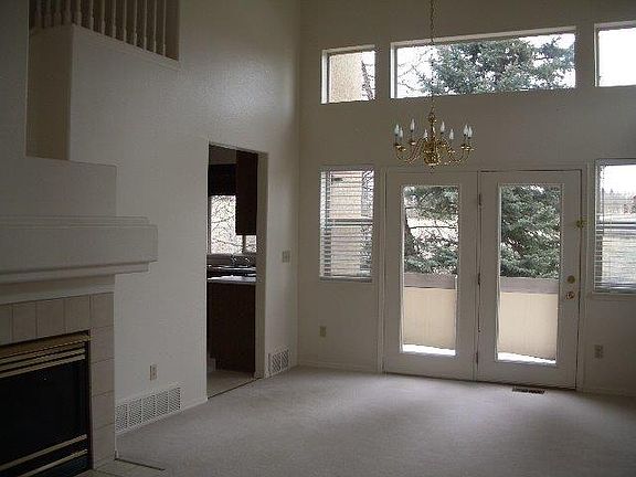 Living room entering the kitchen