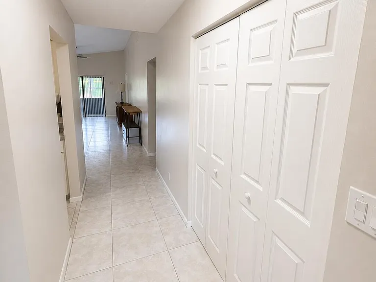 4086 Palm Forest Dr S — Photo 2