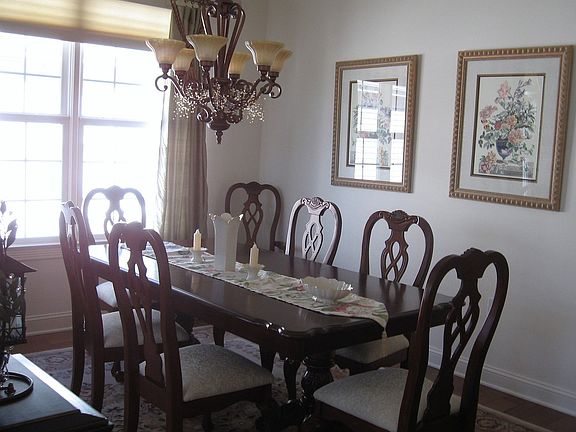 FORMAL DINING ROOM, HARDWD FLOOR,.CROWN MODLING & TRIM,HARDWD FLOOR