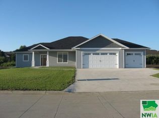 1713 Aspen St, Hull, IA 51239