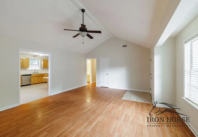335 Oak Meadows Dr — Photo 4