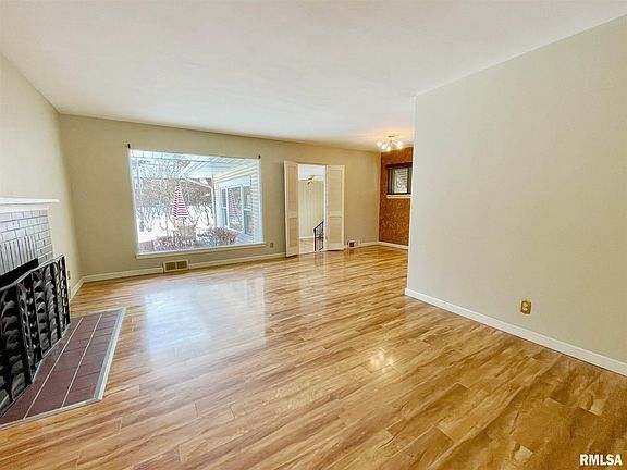 4th image of 312 W Maywood Ave