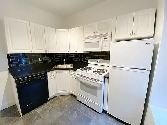 Rented by City Connections Realty | media 32