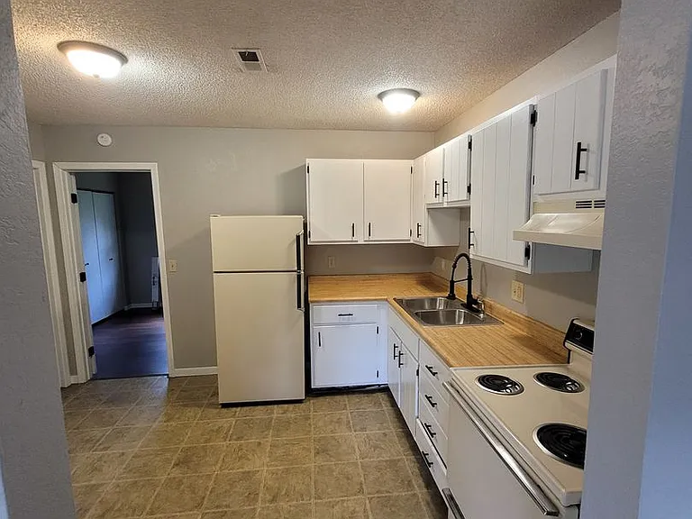 Cross Creek Apartments — Photo 2