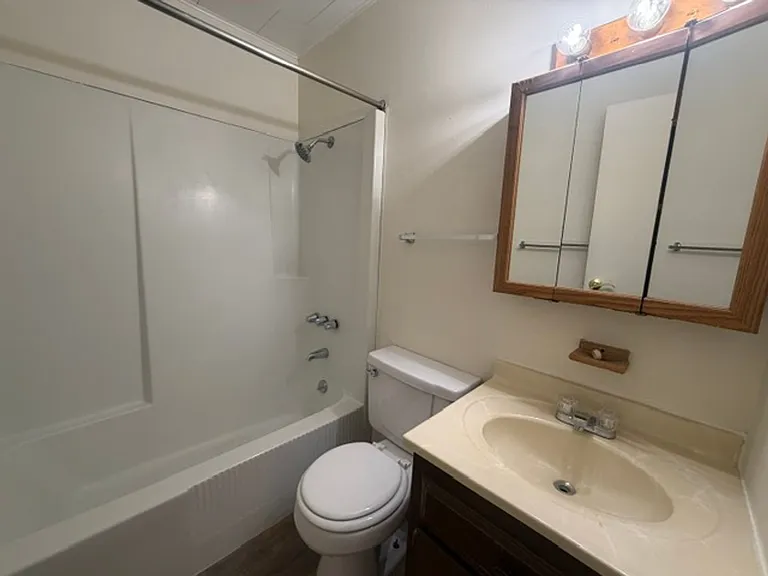 202 W Commercial St — Photo 11