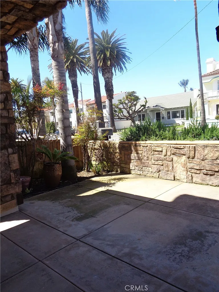 3 bed, 5.0 bath, 2800 sqft, $6,750 — Photo 2
