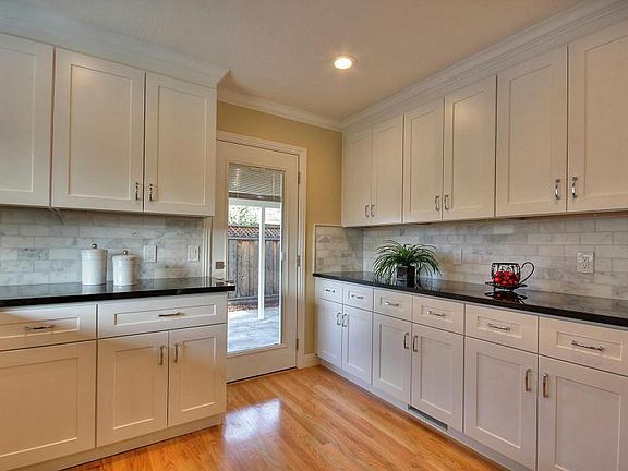 4th image of 955 Leo Dr