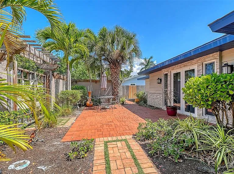 1127 S Osprey Ave — Photo 6