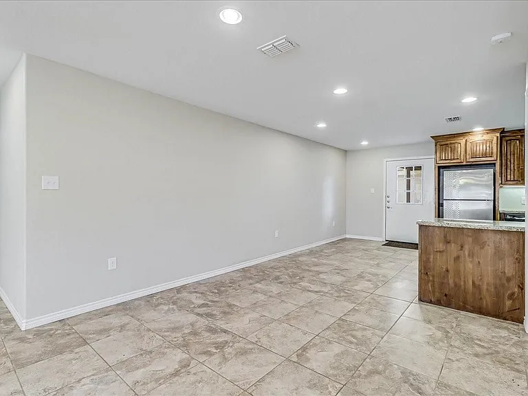 2111 E Lott Ave — Photo 15