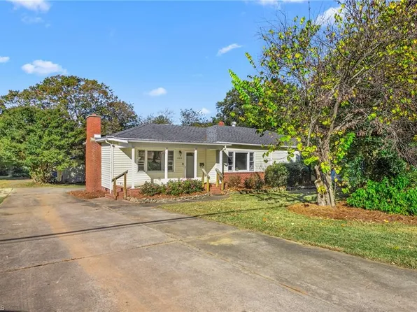 902 Liberty Dr, Thomasville, NC 27360