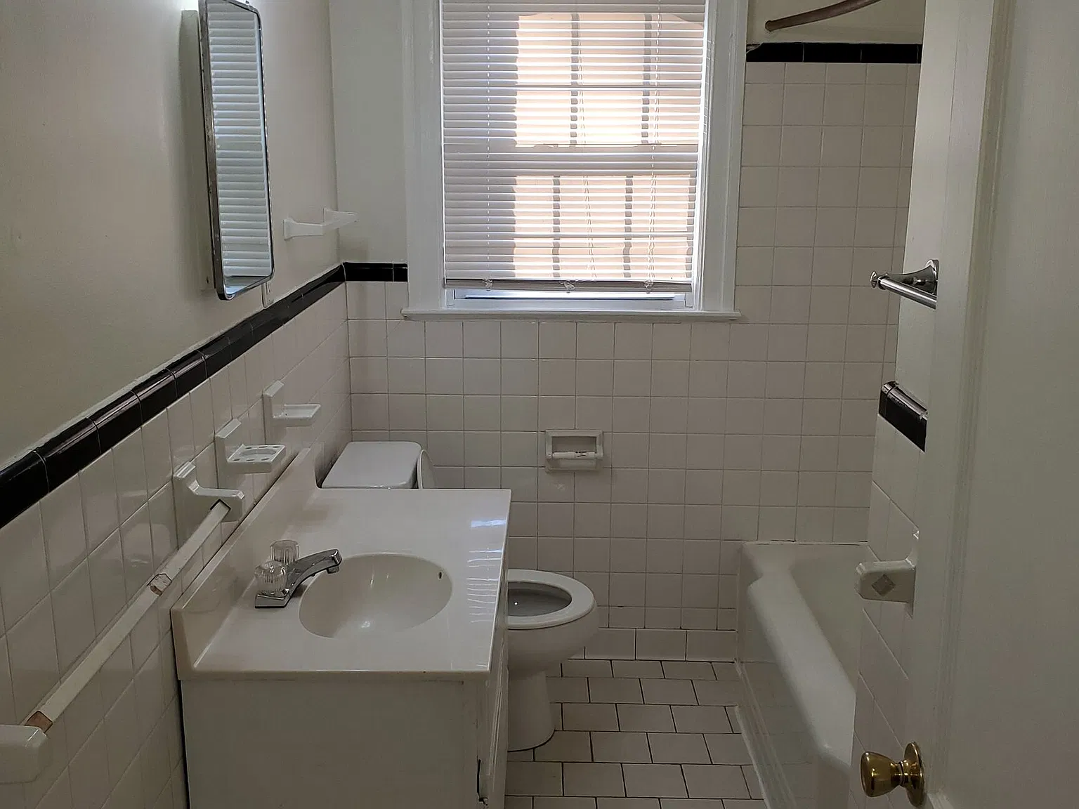 2 bed, 1.0 bath, $895 — Photo 2