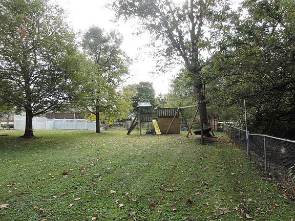 3rd image of 528 Stoneybrook Dr
