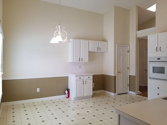 Kitchen and breakfast area
