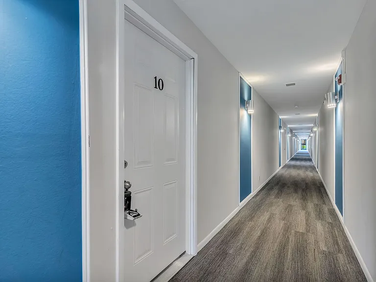 Executive House Apartments — Photo 28