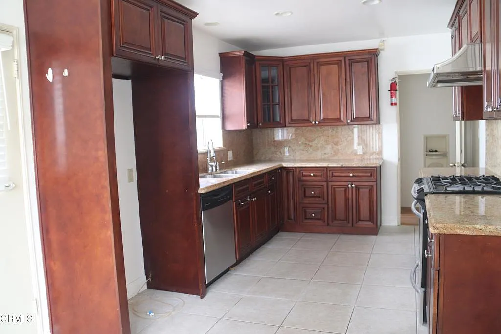 4 bed, 2.5 bath, 2098 sqft, $4,500 — Photo 2