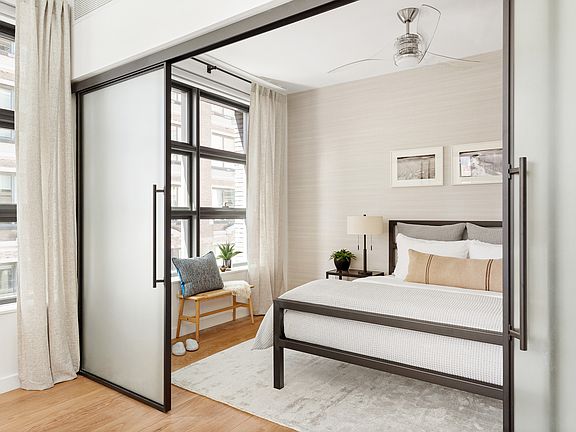 4th image of 547 W 47th St Room 409