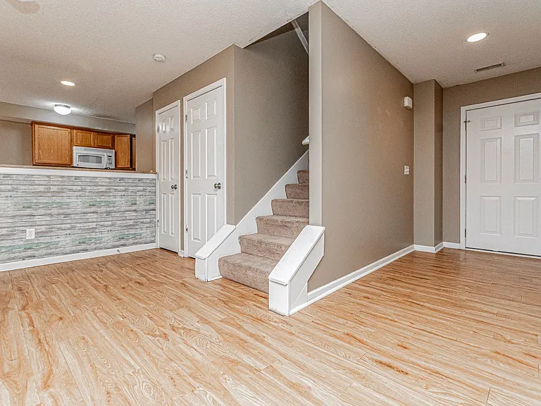 823 Whitetail Ct — Photo 2