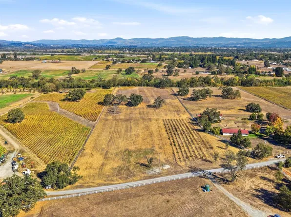5695 Bravo Toro Lane, Santa Rosa, CA 95401