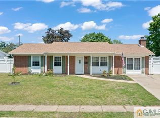 5 Inwood Ave, Monroe Township, NJ 08831