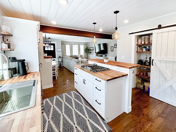 Kitchen pantry