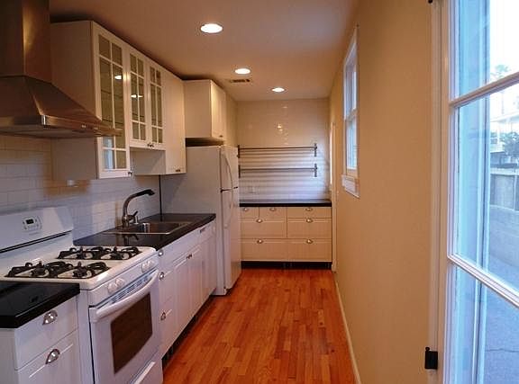 3rd image of 527 N Marengo Ave