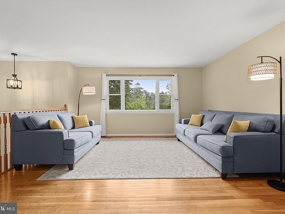 2nd image of 1103 Holliday Ln