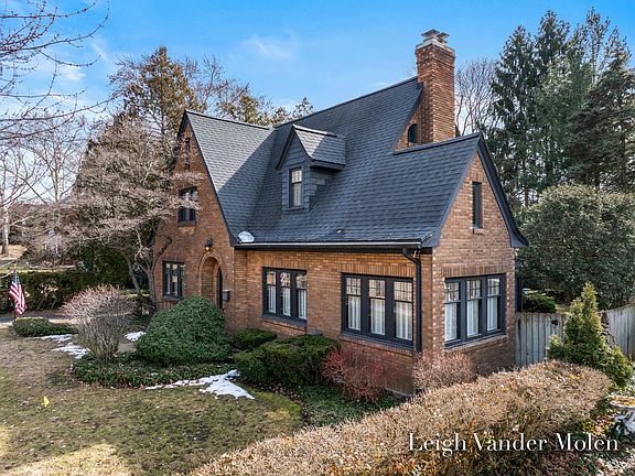 3rd image of 414 Cheshire Dr NE