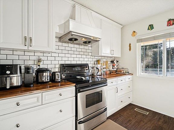 5th image of 21339 Dewdney Trunk Rd