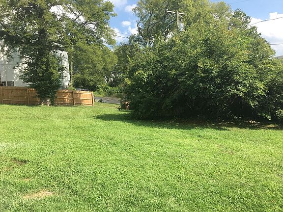 Large back yard, plenty of room for entertaining, fire pit (picture taken in summertime)