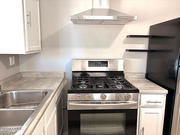 5th image of 826 E 1ST Street