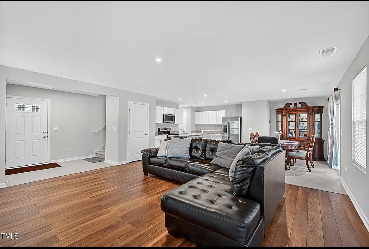 4 bed, 2.5 bath, 1900 sqft, $950 — Photo 3