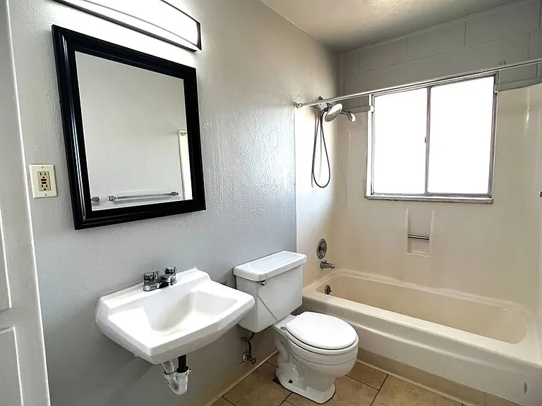 Parklane Apartments — Photo 13